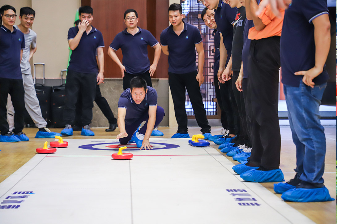 鞍鋼廣州汽車鋼《旱地冰壺》團建拓展